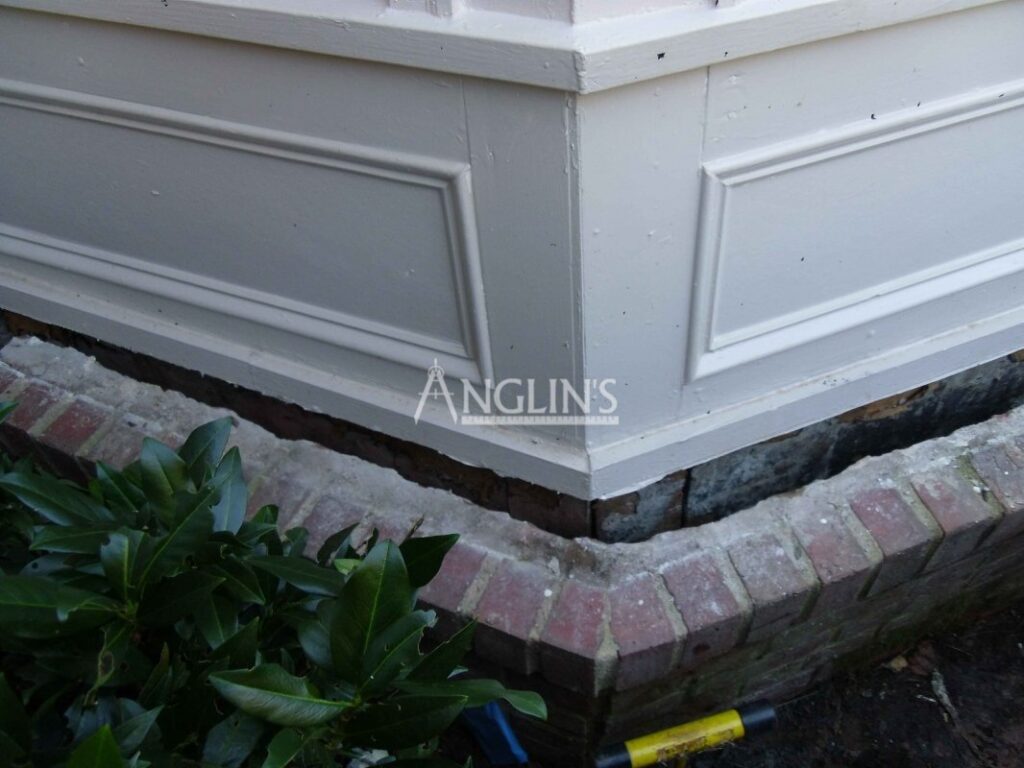 wall cracked under a bay window