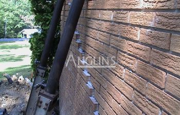 a wall cracked between the bricks