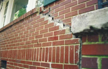 crack in exterior brick wall